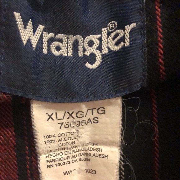 Wrangler Pearl snap shirt super cute has lots of life - Picture 4 of 4